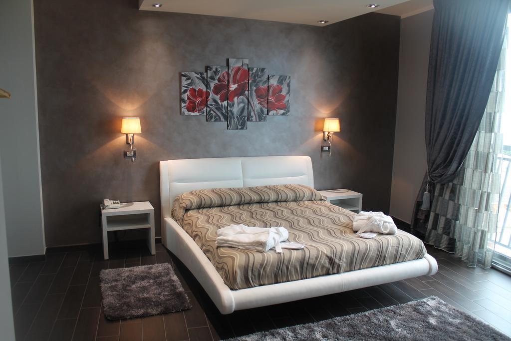 Hotel Mediterraneo روشيلا لونيكا الغرفة الصورة
