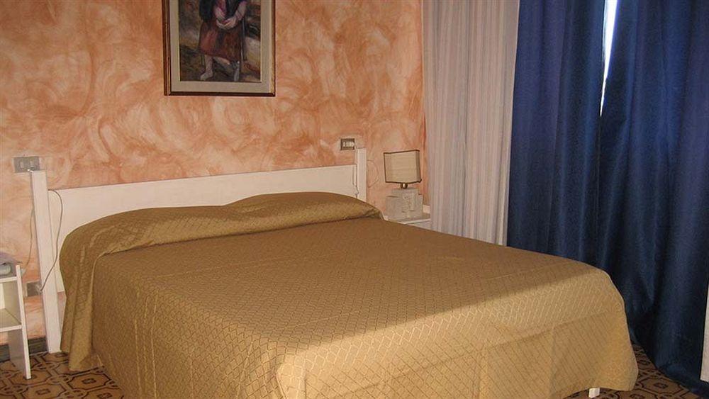 Hotel Mediterraneo روشيلا لونيكا المظهر الخارجي الصورة