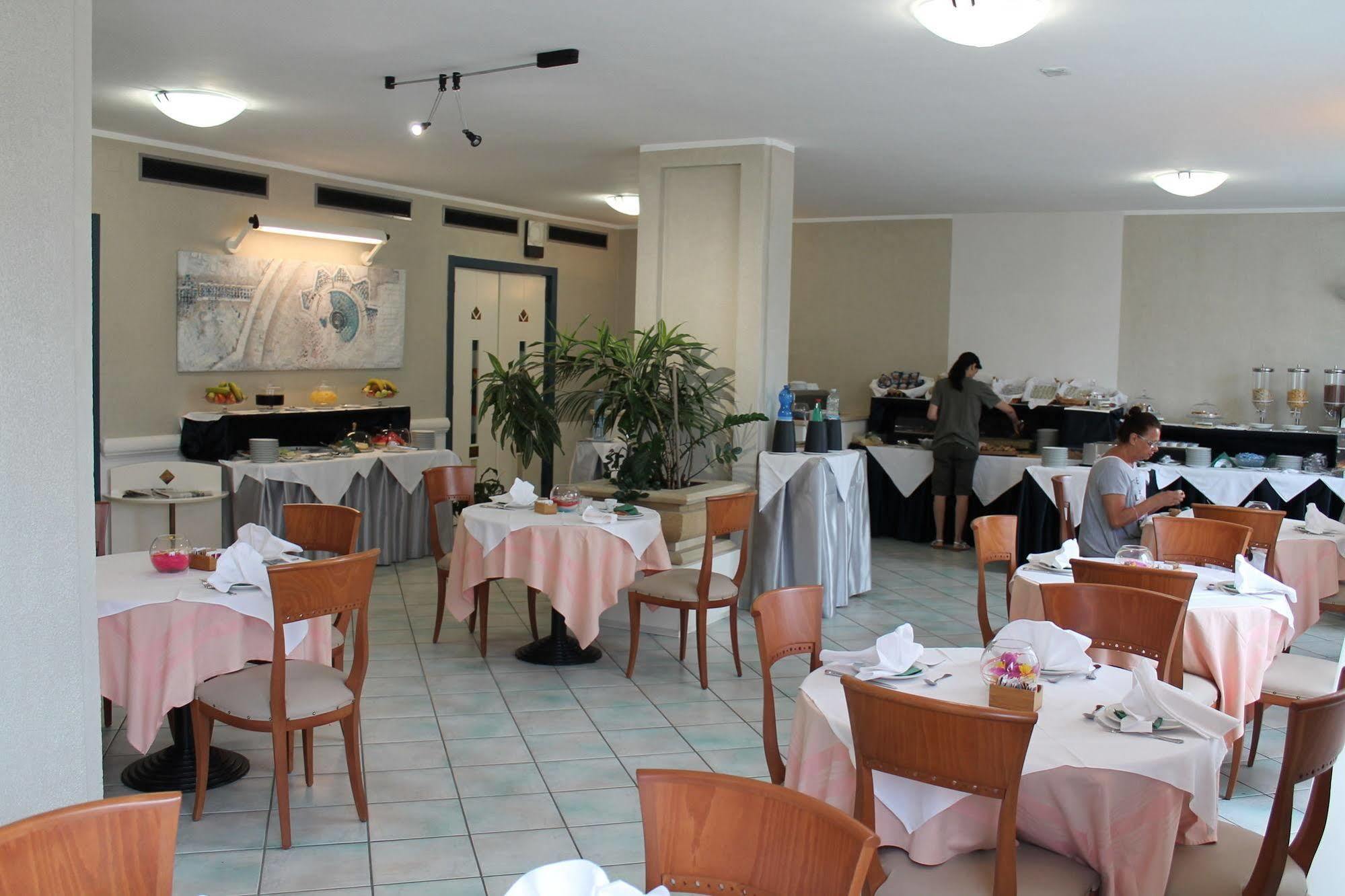 Hotel Mediterraneo روشيلا لونيكا المظهر الخارجي الصورة